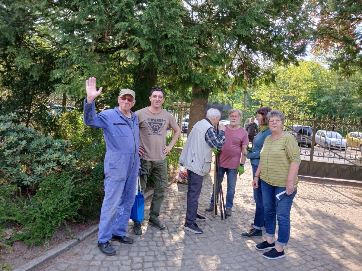 Du betrachtest gerade Субботник на Советском гарнизонном кладбище в Дрездене – живая традиция памяти